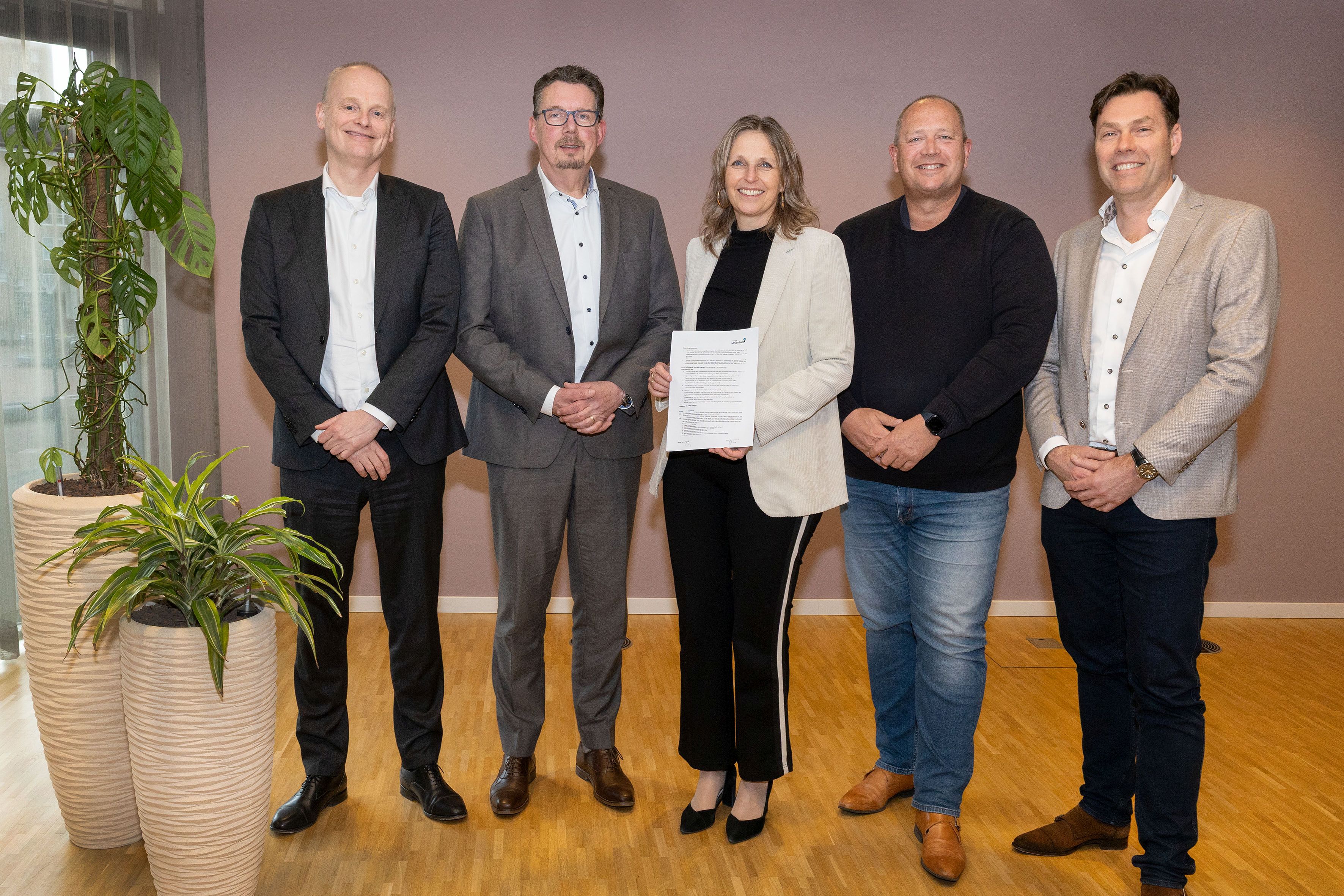 Van links naar rechts de ondertekenaars: Hans Schouten, directeur Meyra, Frans Rooijackers, manager contracten Welzorg, wethouder Annemieke Messelink-Dijkstra, Bas Alberts, directeur Kersten Hulpmiddelen en Wiebe Schippers, manager relaties Medipoint.
