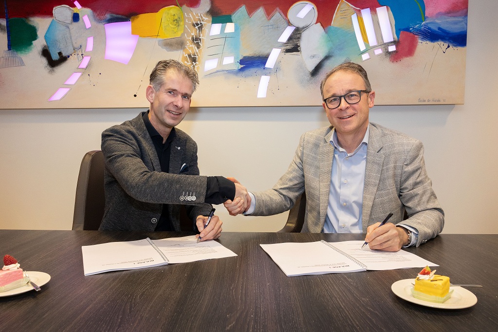 Arend Jan Poelarends (bestuurder St Jansdal) en wethouder Dennis Grimbergen schudden elkaar de hand na de ondertekening van de koopovereenkomst voor de bouw van het nieuwe ziekenhuis en de ontwikkeling van de zorgcampus in Lelystad