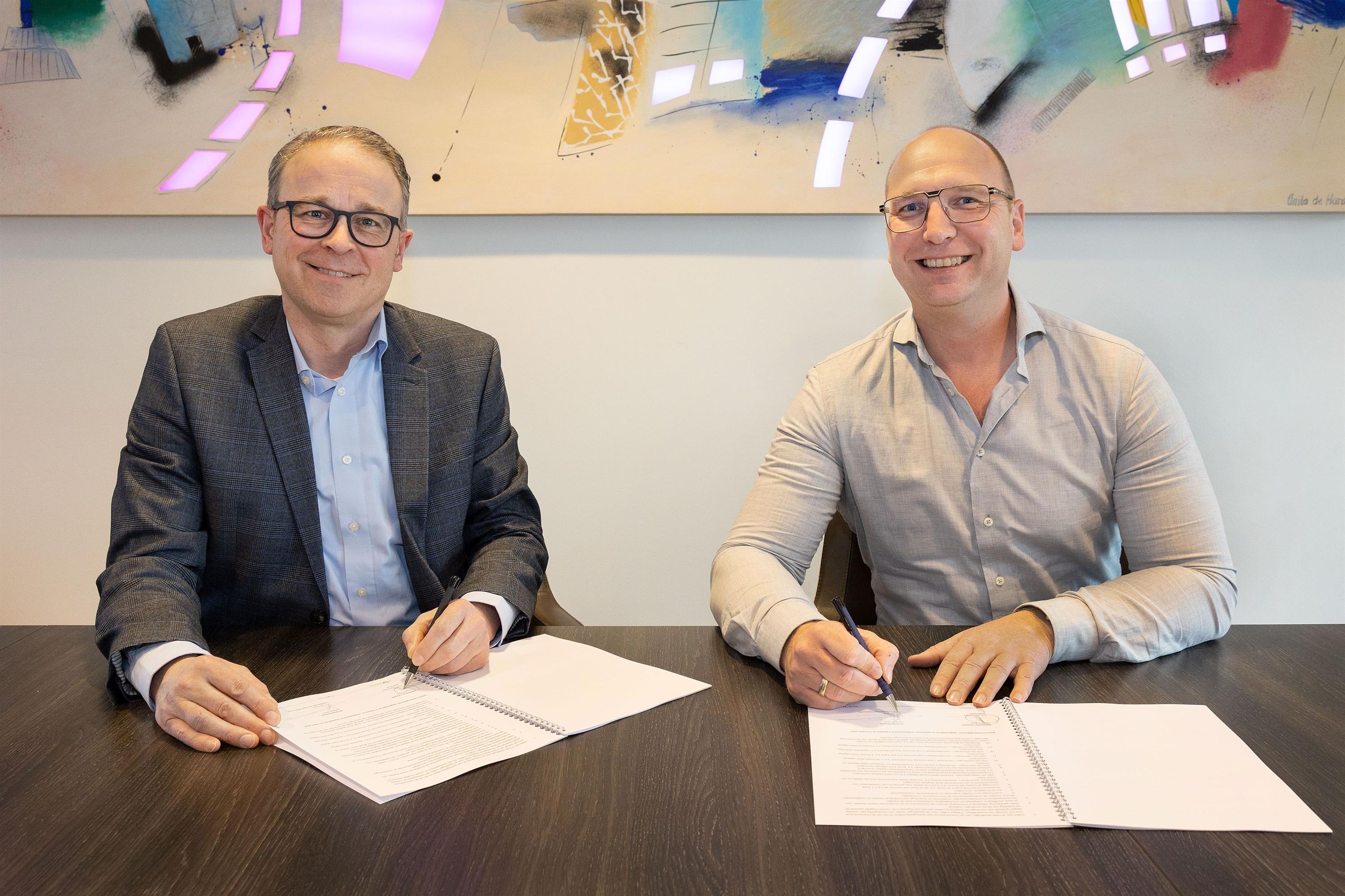 Wethouder Dennis Grimbergen en Radboud de Jong van ReadyforLiving ondertekenen de overeenkomst voor het nieuwbouwproject