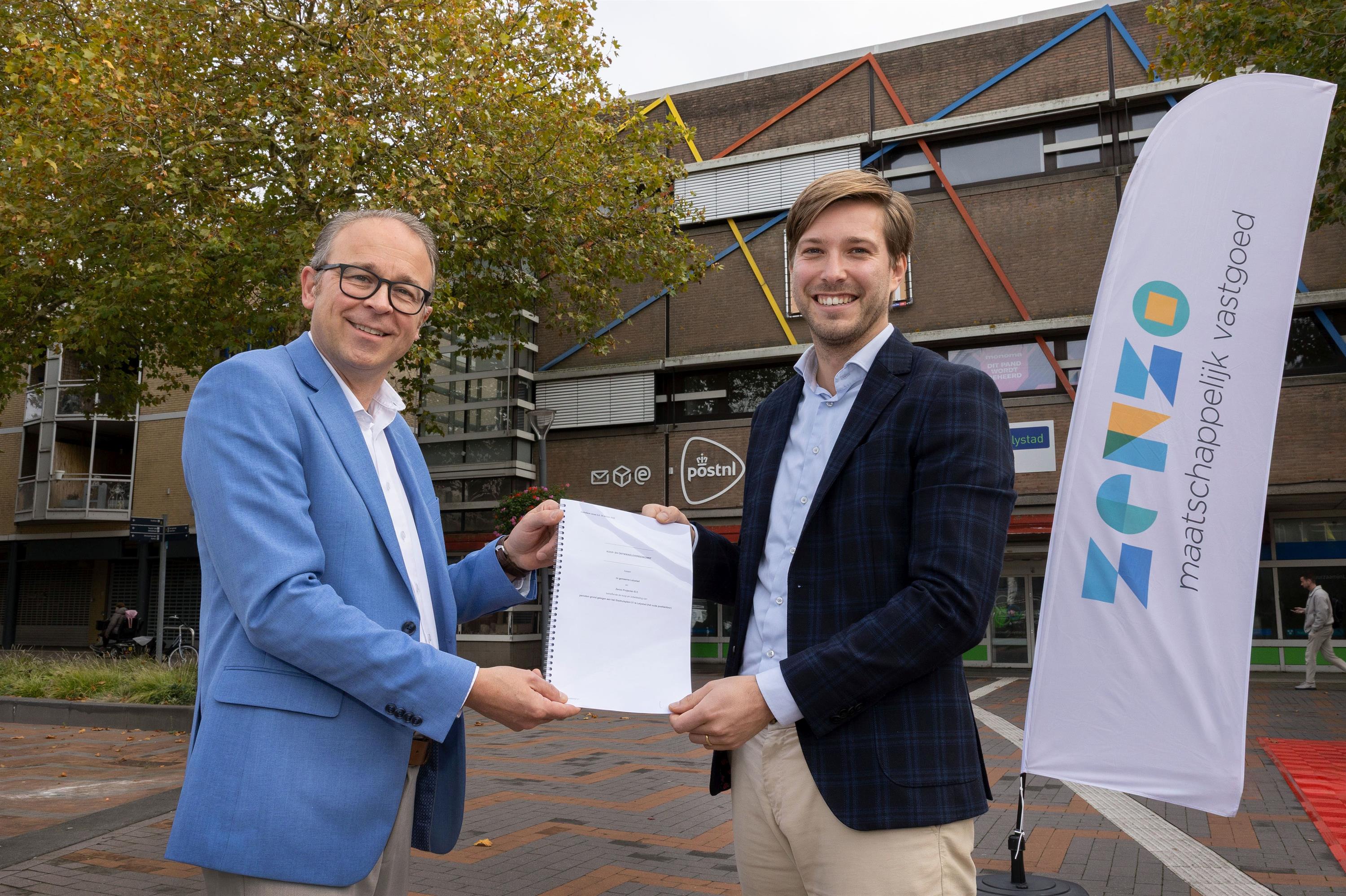 Wethouder Dennis Grimbergen (links op de foto) en Julian Lapworth, conceptontwikkelaar bij Zenzo voor het voormalig PostNL gebouw.