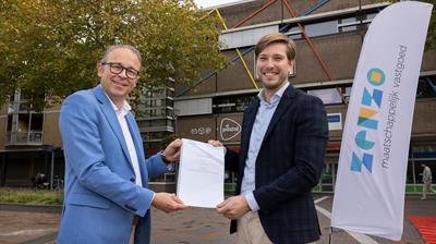 Wethouder Dennis Grimbergen (links op de foto) en Julian Lapworth, conceptontwikkelaar bij Zenzo voor het voormalig PostNL gebouw.