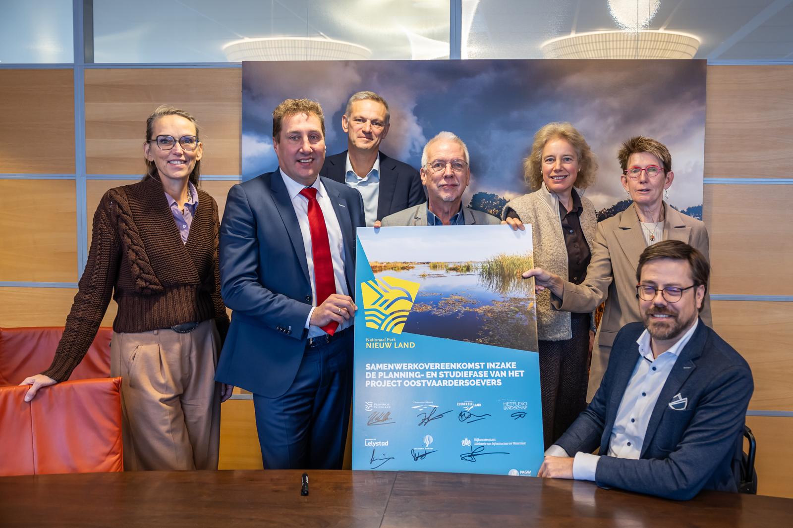 Wethouder Sjaak Kruis en de andere ondertekenaars van de samenwerkingsovereenkomst