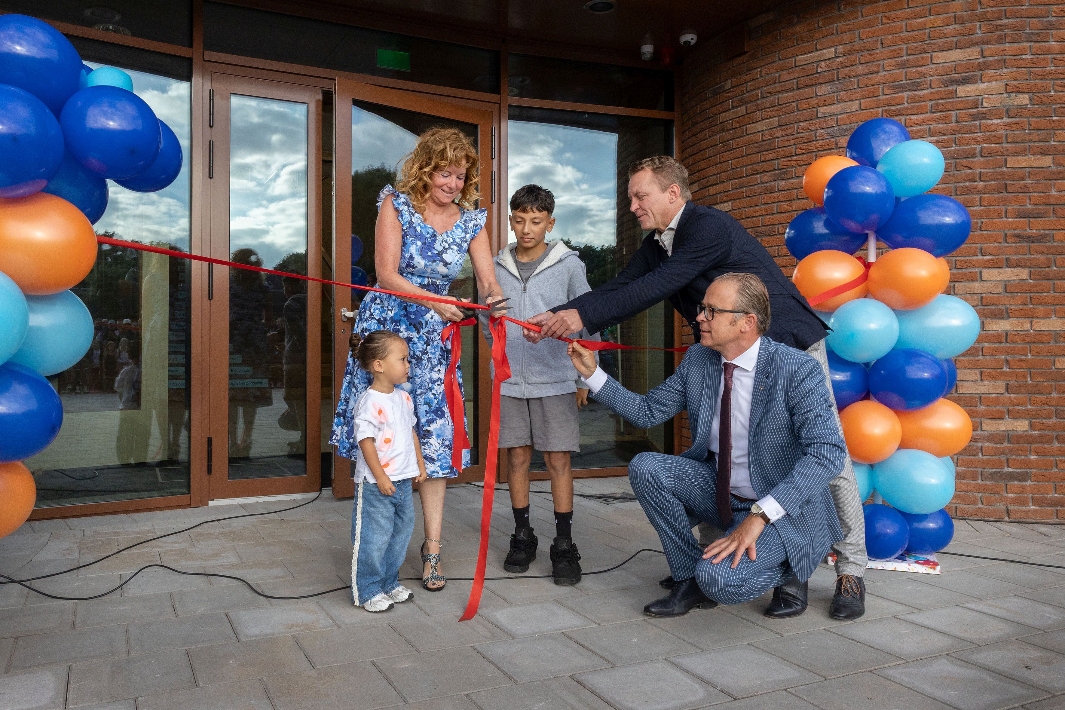 Esther Merks (directeur De Tjalk), Michiel Terpstra (directeur Van Wijnen Lelystad) en Dennis Grimbergen (wethouder) verrichtten samen met een paar kinderen de officiële opening van IKC De Tjalk. 