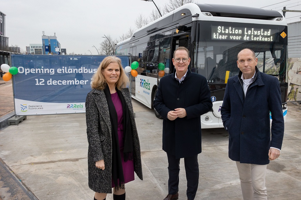 Wethouder Piet van Dijk, gedeputeerde Ellentrees Müller en concessiemanager Remco Kuipers van EBS voor het nieuwe eilandbusstation