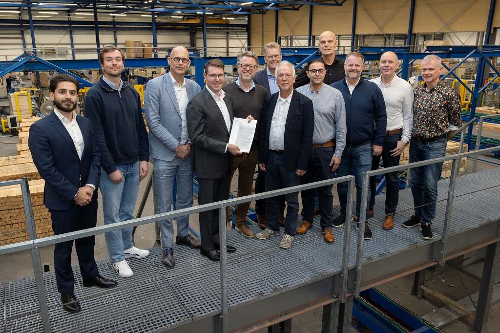 Wethouder Sjaak Kruis met vertegenwoordigers van de bedrijven die gezamenlijk de energiecoöperatie LelyWatt hebben opgericht