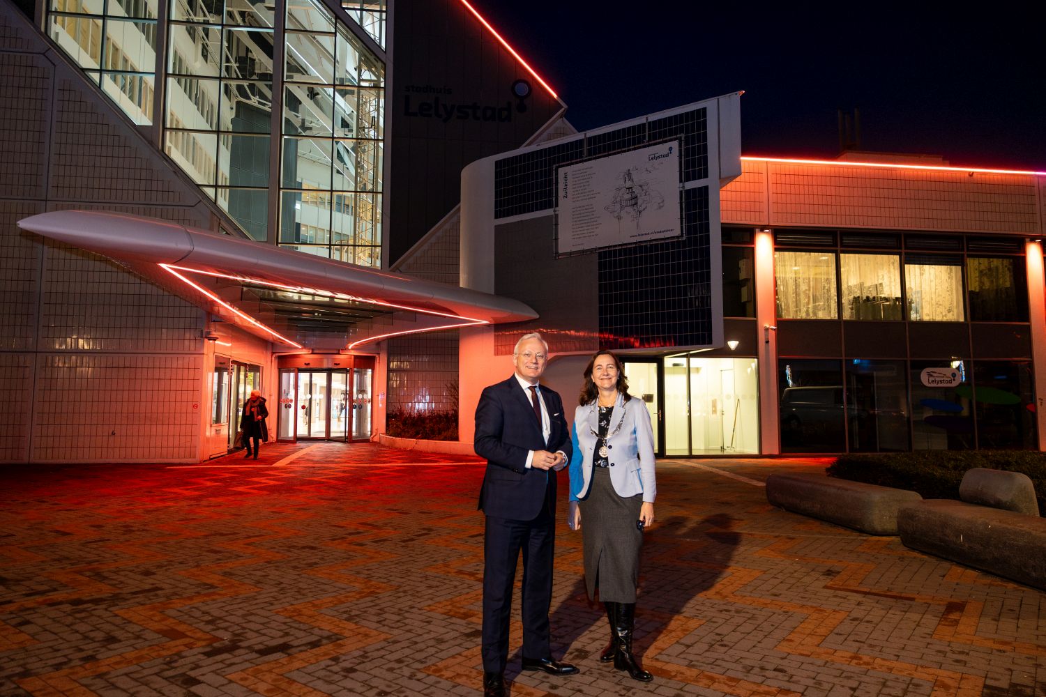 Het stadhuis kleurt oranje