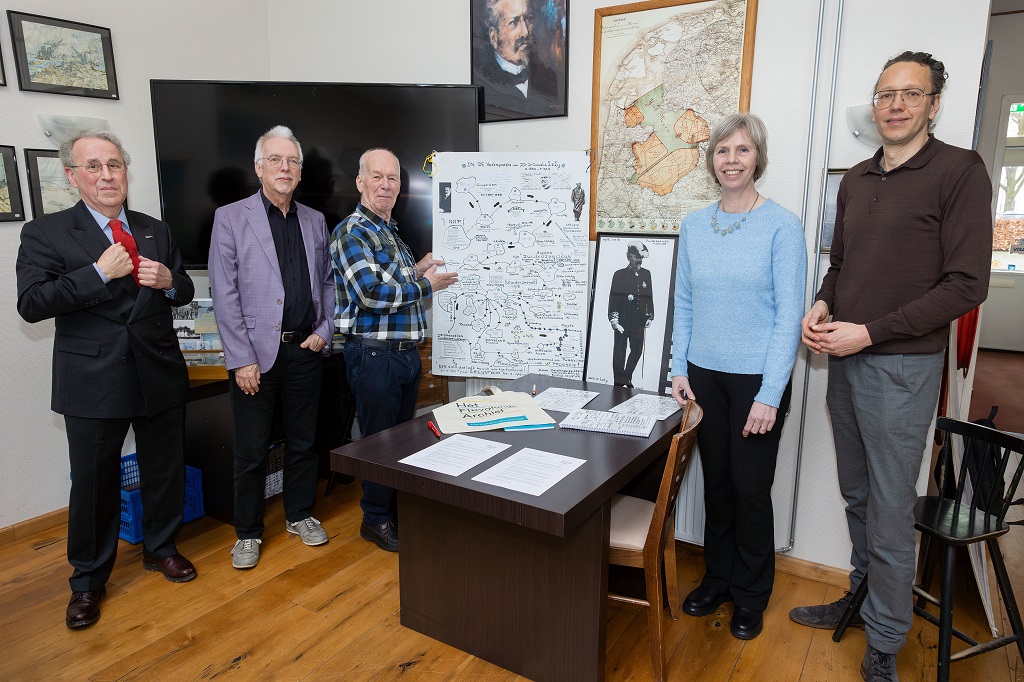 Ed Voigt (in het midden) overhandigt zijn collectie over Cornelis Lely aan Het Flevolands Archief