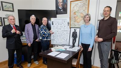 Ed Voigt (in het midden) overhandigt zijn collectie over Cornelis Lely aan Het Flevolands Archief