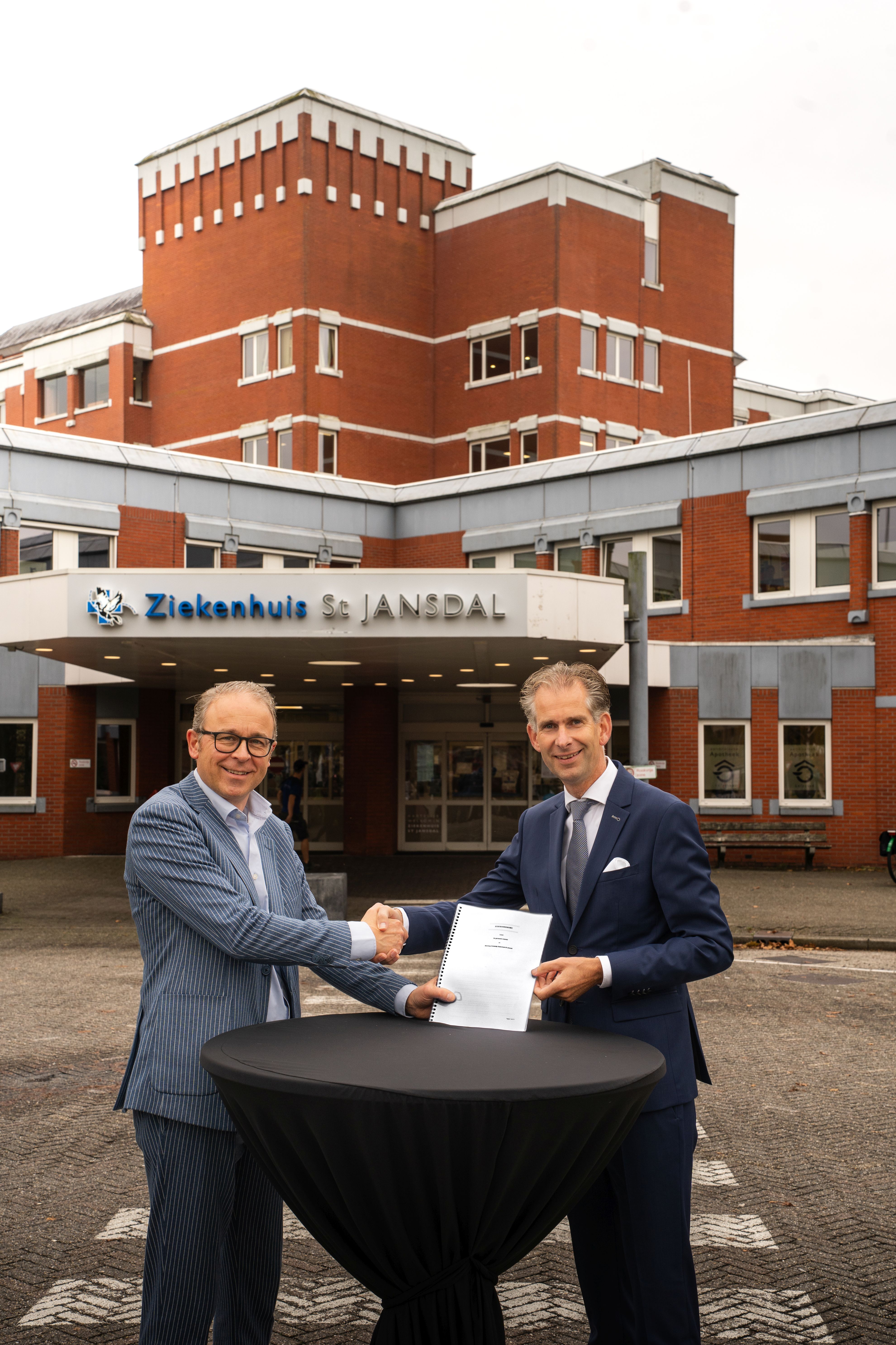 Wethouder Dennis Grimbergen en Arend Jan Poelarends, Raad van Bestuur ziekenhuis St Jansdal ondertekenen de overeenkomst