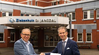 Wethouder Dennis Grimbergen en Arend Jan Poelarends, Raad van Bestuur ziekenhuis St Jansdal ondertekenen de overeenkomst