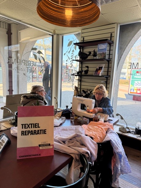 Kledingreparatie in het Verspil-me-niet-centrum