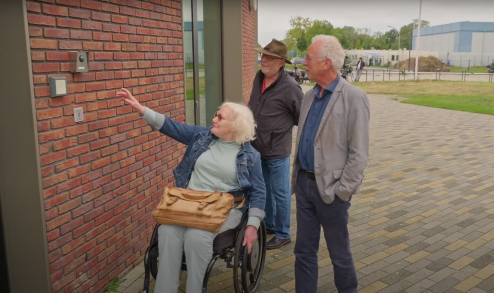 Still uit de video. Margriet Doorenspleet, voorzitter werkgroep toegankelijkheid van het GOL en Paul van der Heijden, bouwkundig lid van de werkgroep namen wethouder Kruis mee naar Porteum.