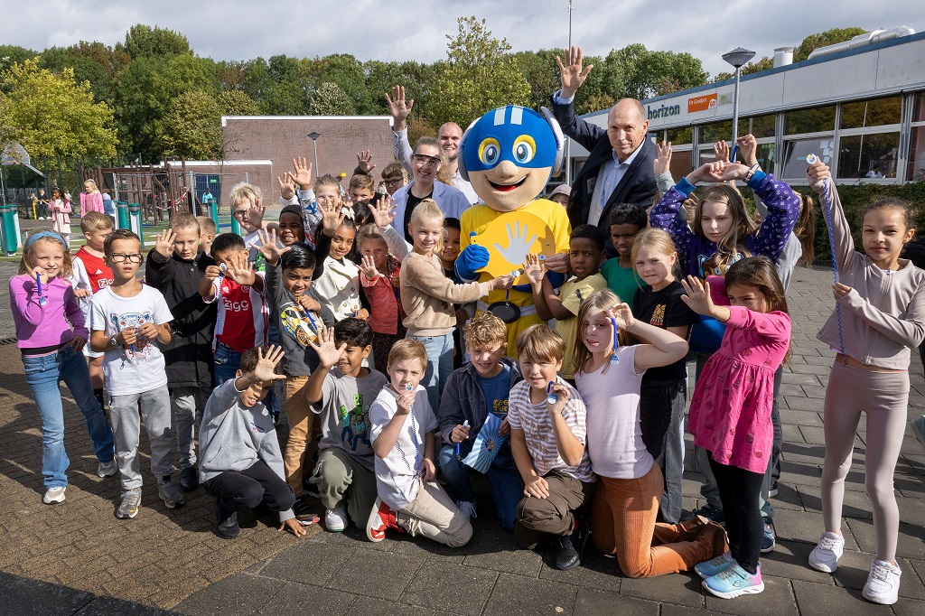 Wethouder Piet van Dijk met leerlingen van De Horizon