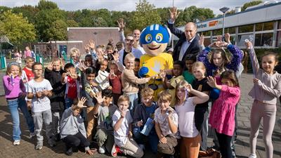 Wethouder Piet van Dijk met leerlingen van De Horizon
