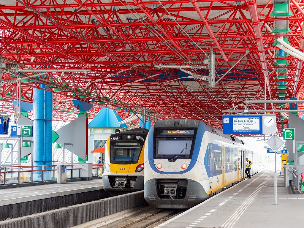 De rode buizen onder de kap zijn kenmerkend voor het station van Lelystad
