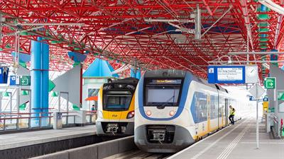 De rode buizen onder de kap zijn kenmerkend voor het station van Lelystad
