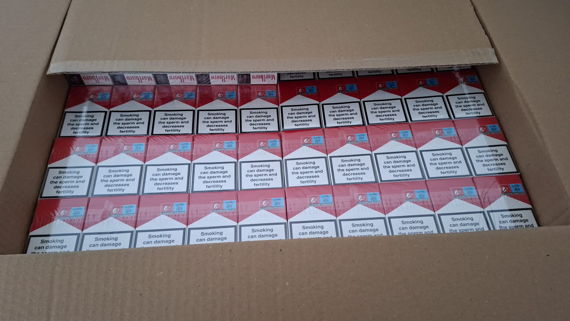 Een doos vol pakjes met illegale sigaretten