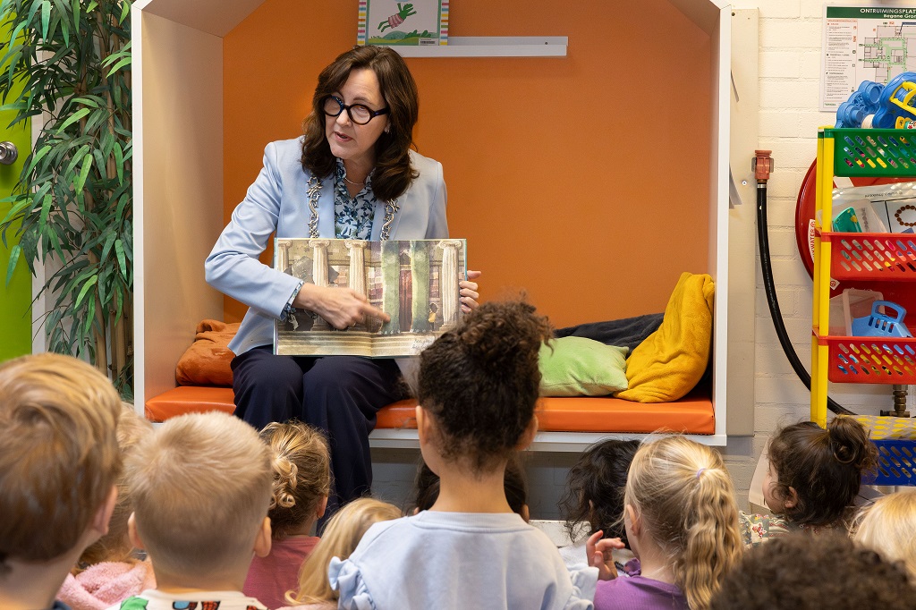 Burgemeester Mieke Baltus leest voor aan kinderen op basisschool De Grundel