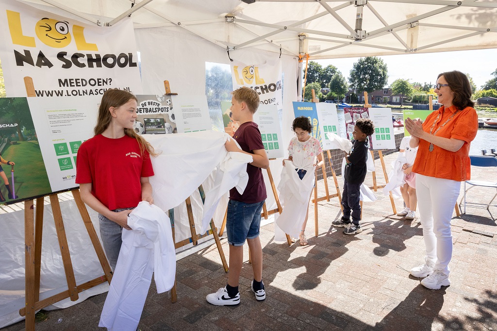 De jonge wijkreporters uit Lelystad Oost onthullen hun projecten aan burgemeester Mieke Baltus