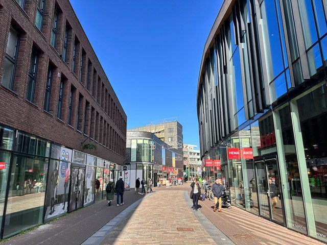 Winkelend publiek in De Promesse