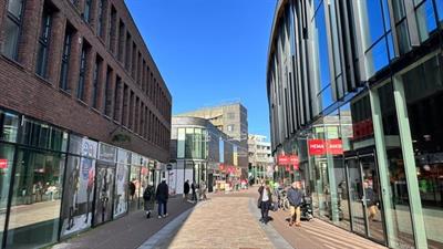 Winkelend publiek in De Promesse