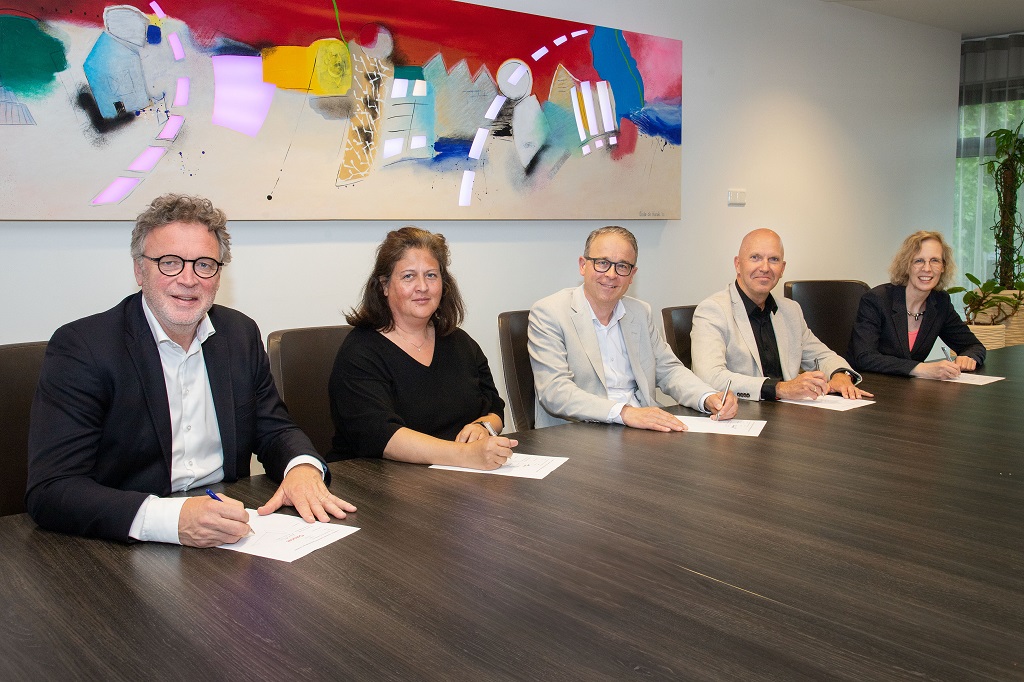 Joost Meijs (Coloriet), Cindy Netten (Medrie), wethouder Dennis Grimbergen (gemeente Lelystad), John Bos (Woonzorg Flevoland) en Martine Visser (Centrada) ondertekenen het convenant