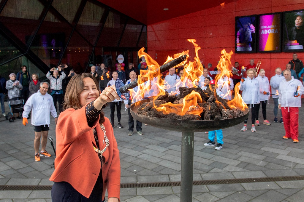 Burgemeester Mieke Baltus ontstak het vrijheidsvuur in een speciaal hiervoor geplaatste schaal bij het Agora Theater