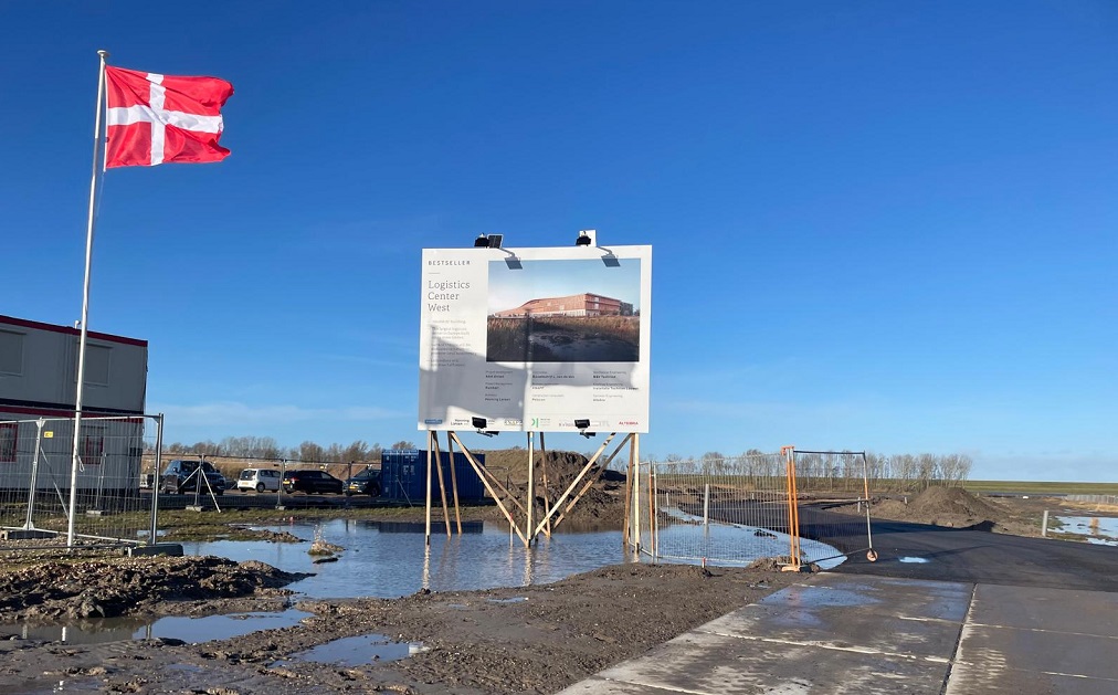 Bouwbord op bedrijventerrein Flevokust Haven waar het nieuwe distributiecentrum van Bestseller wordt gebouwd