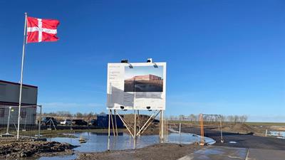 Bouwbord op bedrijventerrein Flevokust Haven waar het nieuwe distributiecentrum van Bestseller wordt gebouwd