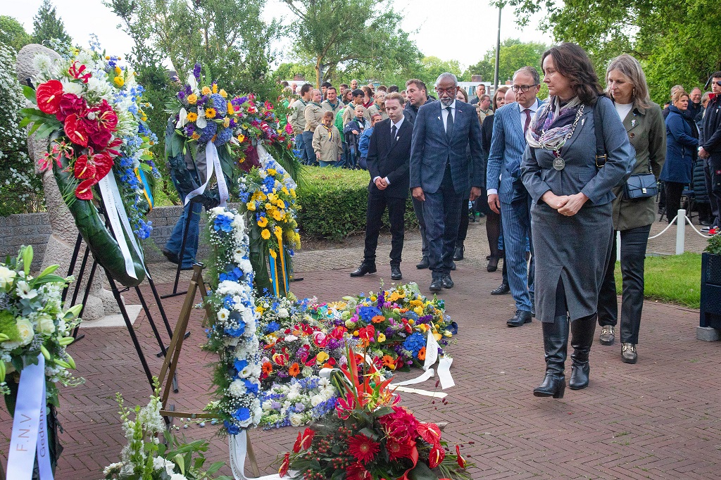 Burgemeester Mieke Baltus opende het defilé bij het herdenkingsmonument in het Stadspark