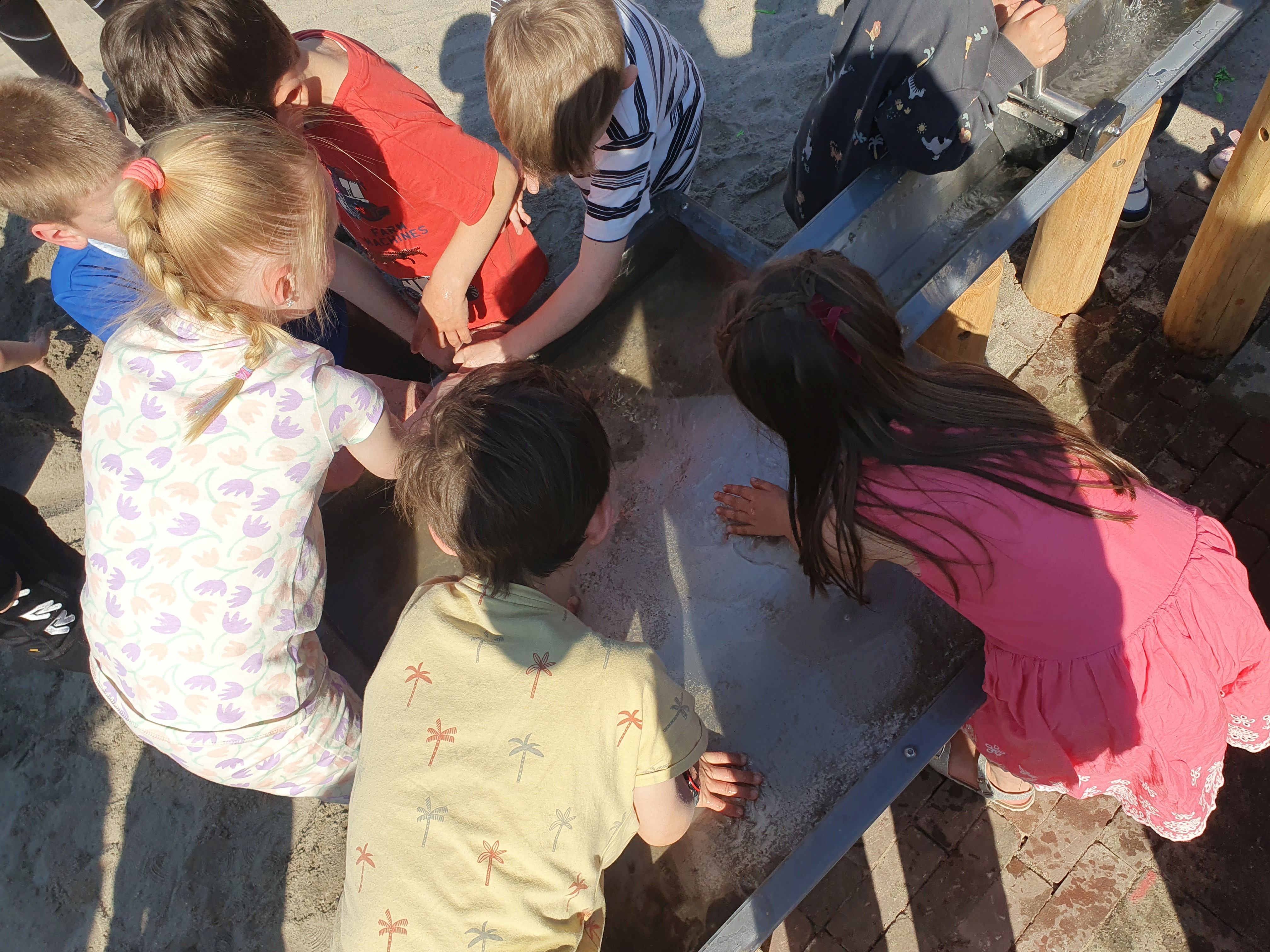 Kinderen spelen buiten