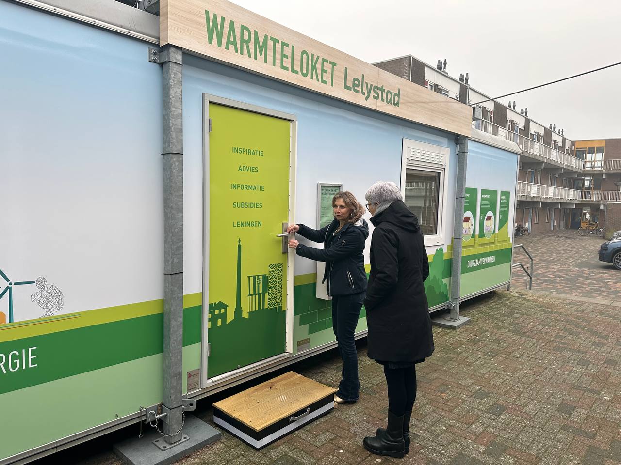 Wethouder Messelink-Dijkstra opent het opnieuw ingerichte Warmteloket