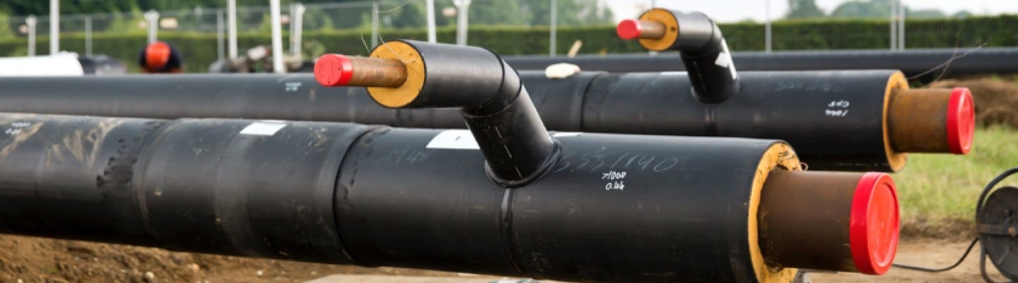 Geïsoleerde waterleidingen die onderdeel vormen van een warmtenet