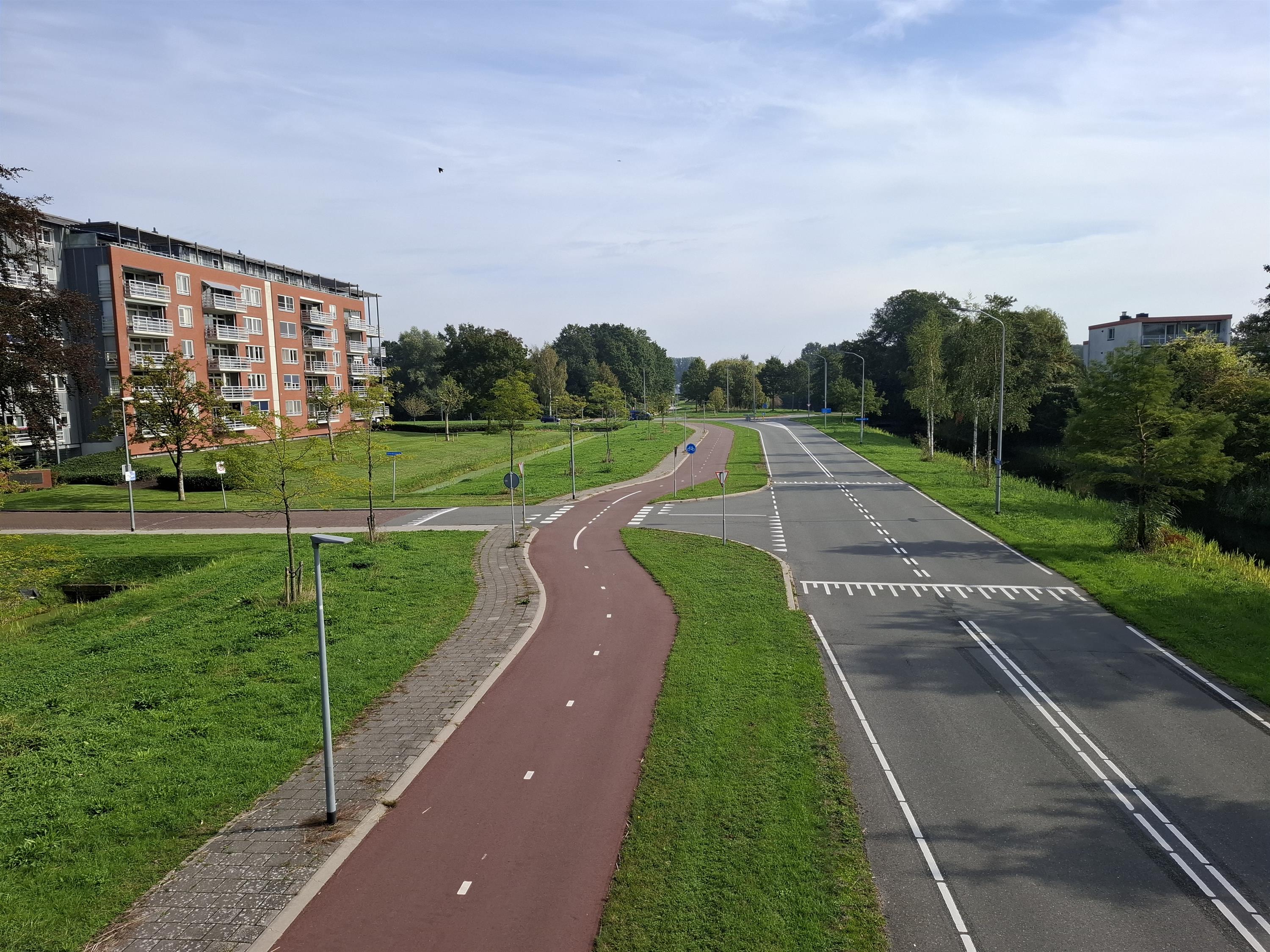 foto van de polderdreef en het fietspad, uitzicht vanaf de strandbrug