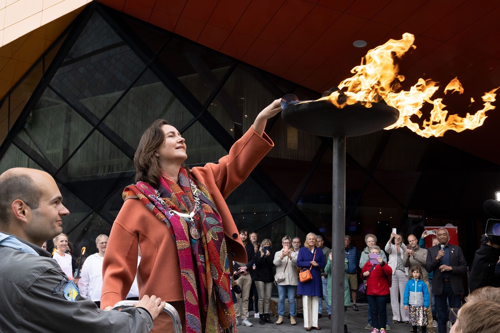 Burgemeester Mieke Baltus ontsteekt het vrijheidsvuur bij het Agora Theater