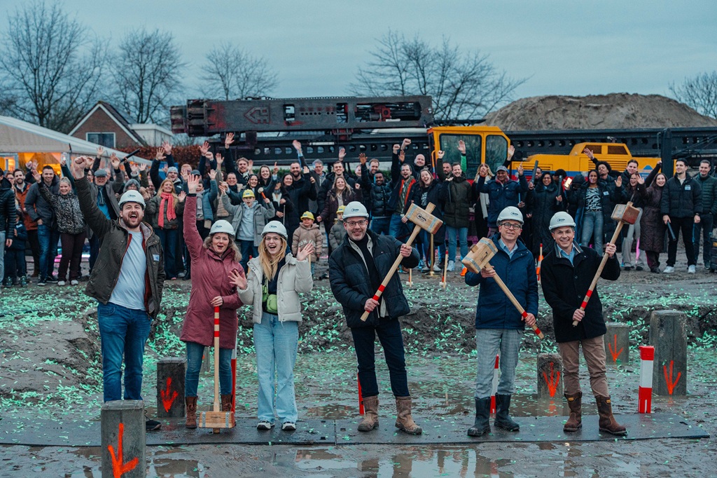 Toekomstige bewoners, vertegenwoordigers van ontwikkelaar Clave Vastgoed en wethouder Dennis Grimbergen vieren de start van de bouw van 48 woningen van project De Spiegel