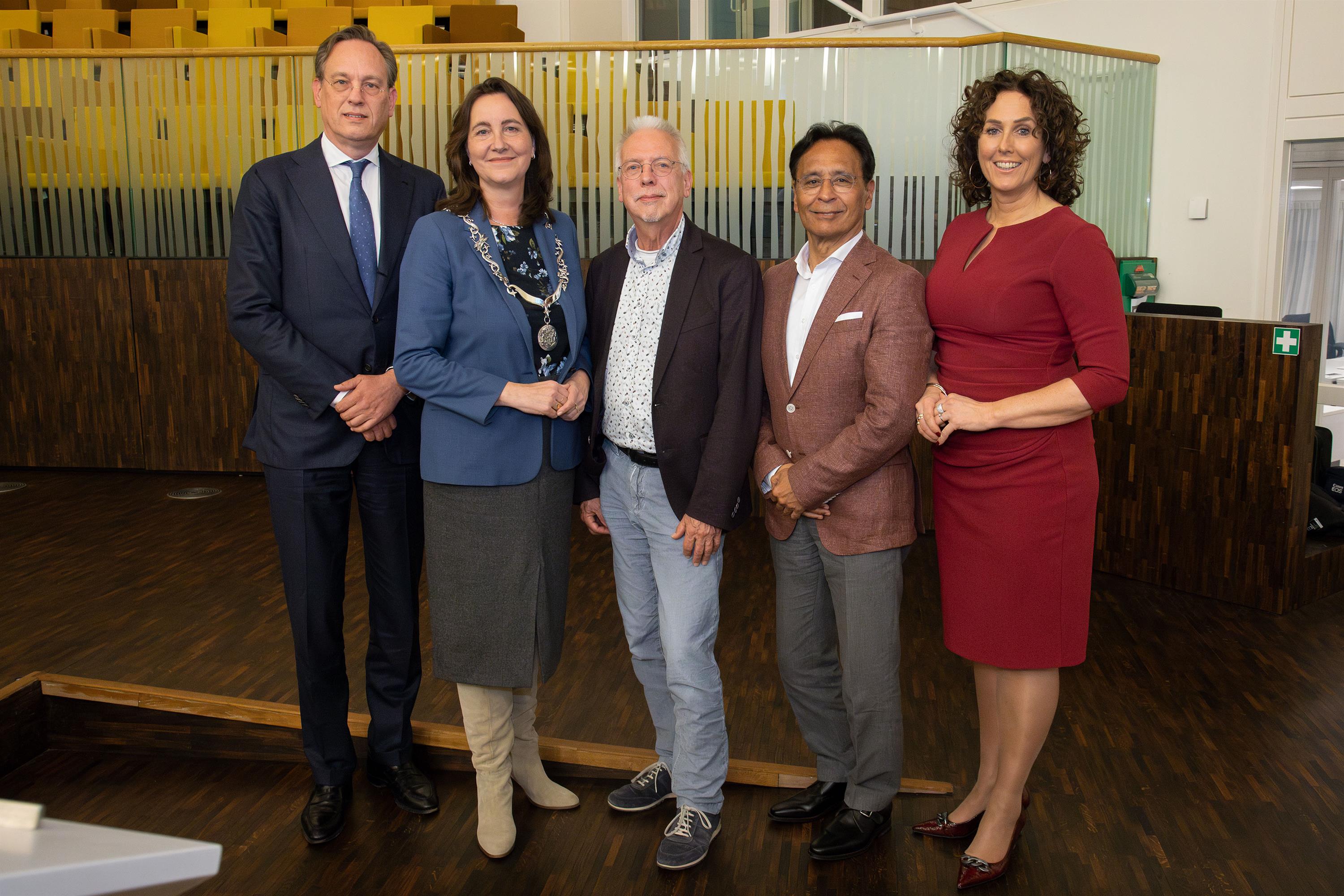 Het college van Lelystad met van links naar rechts wethouder Jan-Nico Appelman, burgemeester Mieke Baltus, wethouder Sjaak Kruis, wethouder Tjeerd van der Zwan en gemeentesecretaris Carla Swart