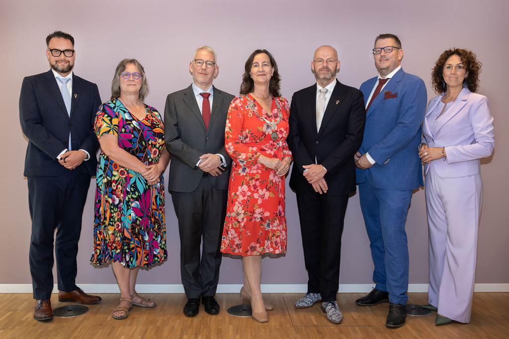 Het nieuwe college van burgemeester en wethouders van Lelystad, v.l.n.r.: Rhody Matthijs, Herma Hofmeijer, Emiel van der Herberg, burgemeester Mieke Baltus, Michel Bakelaar, Sanne de Wilde en gemeentesecretaris Carla Swart