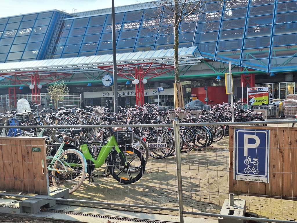 De tijdelijke fietsenstalling op het Stationsplein
