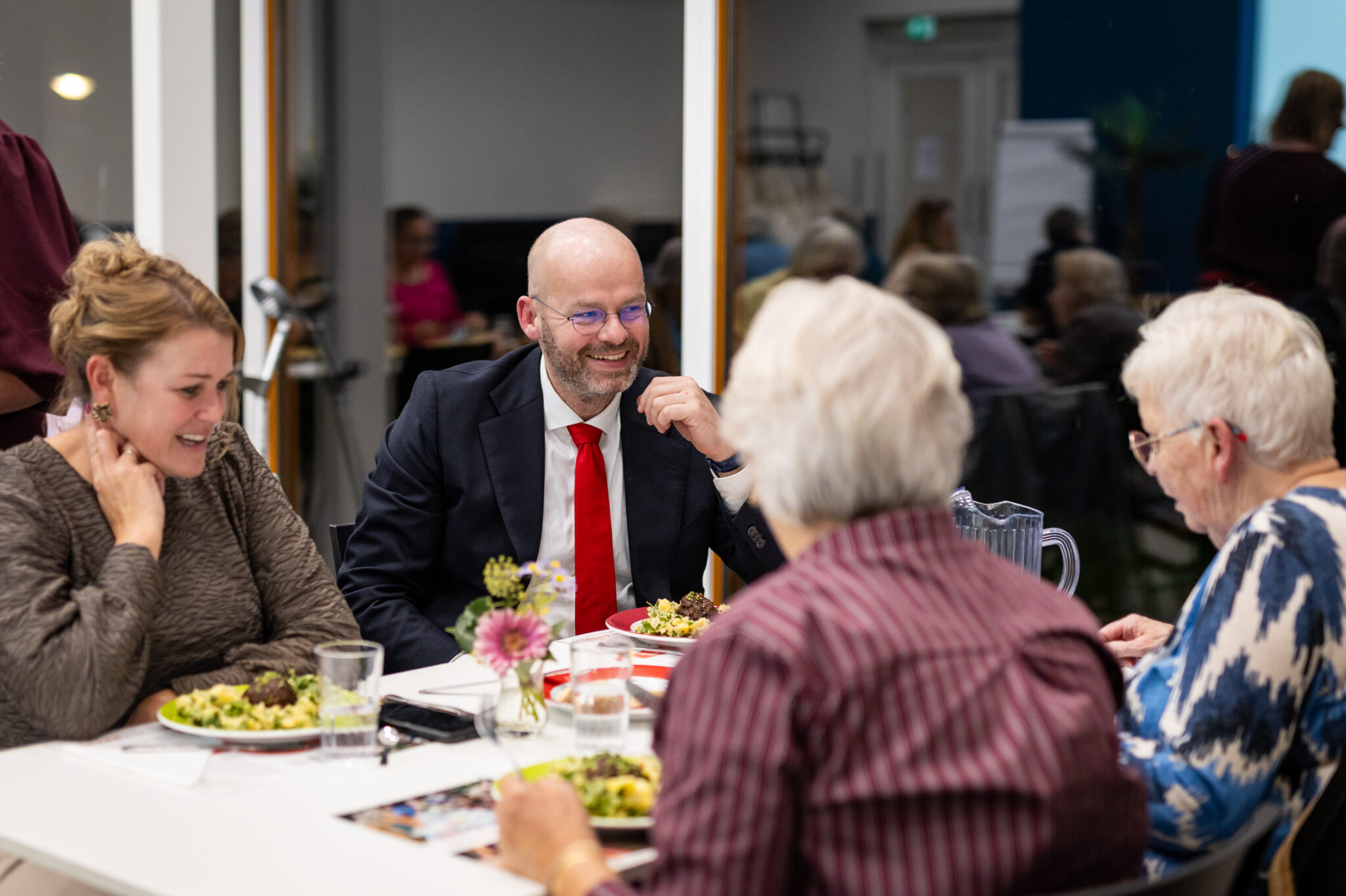 Vrijwilligers en professionals doen inspiratie op tijdens de bijeenkomst  Gezond koken met Aandacht in Wijkcentrum De Dukdalf.