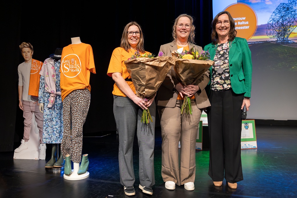 Inwoners Meggy van Els (links op de foto) en Wendy Hoeven (in het midden) ontvangen uit handen van burgemeester Mieke Baltus (rechts) bloemen als dank voor hun inzet