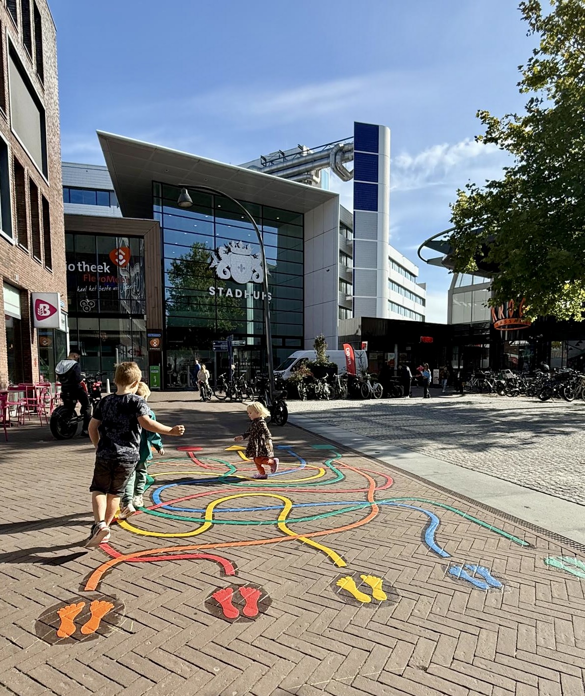Kinderen spelen met de pleinplakkers