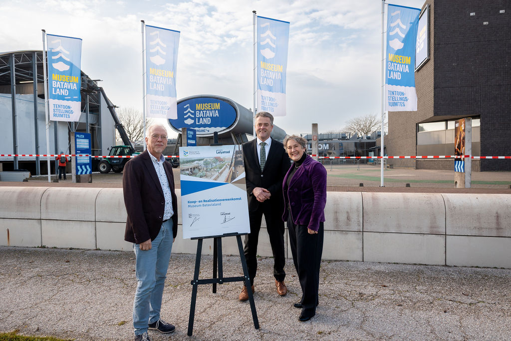 Wethouder Sjaak Kruis en gedeputeerde Sjaak Simonse voor museum Batavialand (Foto: Daniel Sylla)