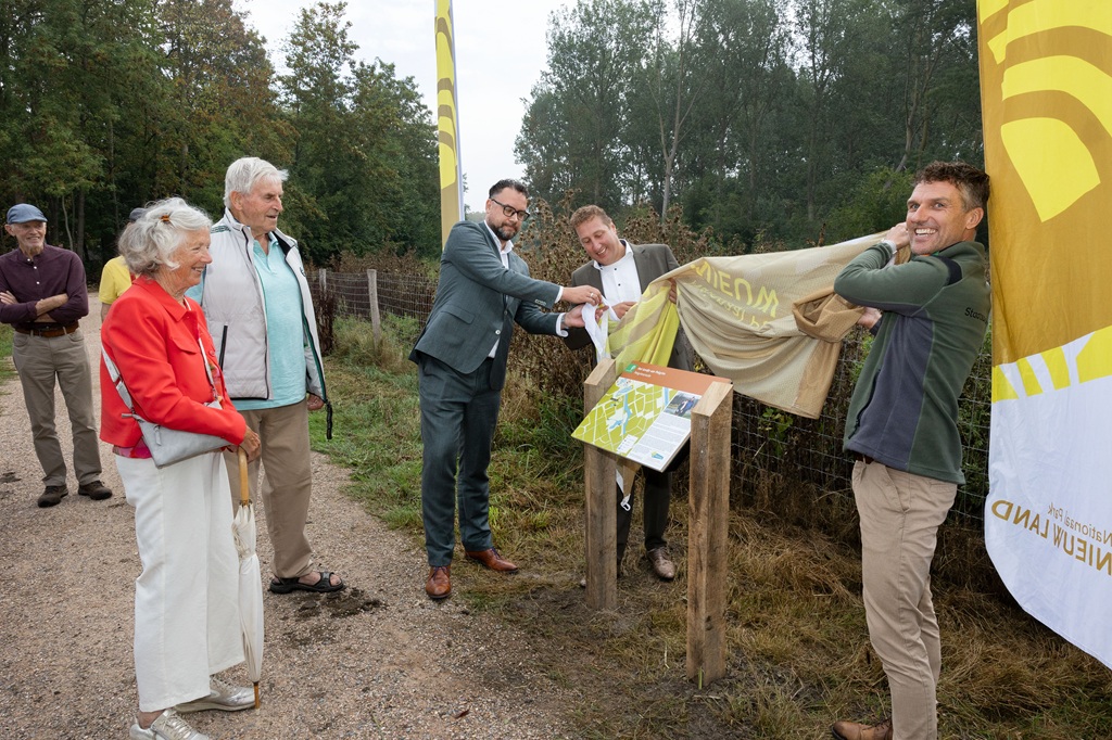 De onthulling van het informatiebord bij de nieuwe rolstoelvriendelijke Pelgrimsroute in Hollandse Hout
