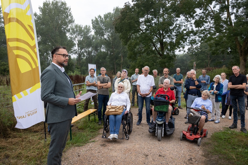 Wethouder Rhody Matthijs spreekt de aanwezigen toe bij de opening van de Pelgrimsroute