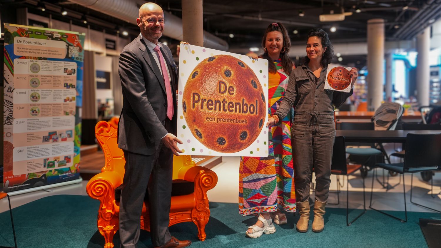 Overhandiging eerste exemplaar Prentenbol