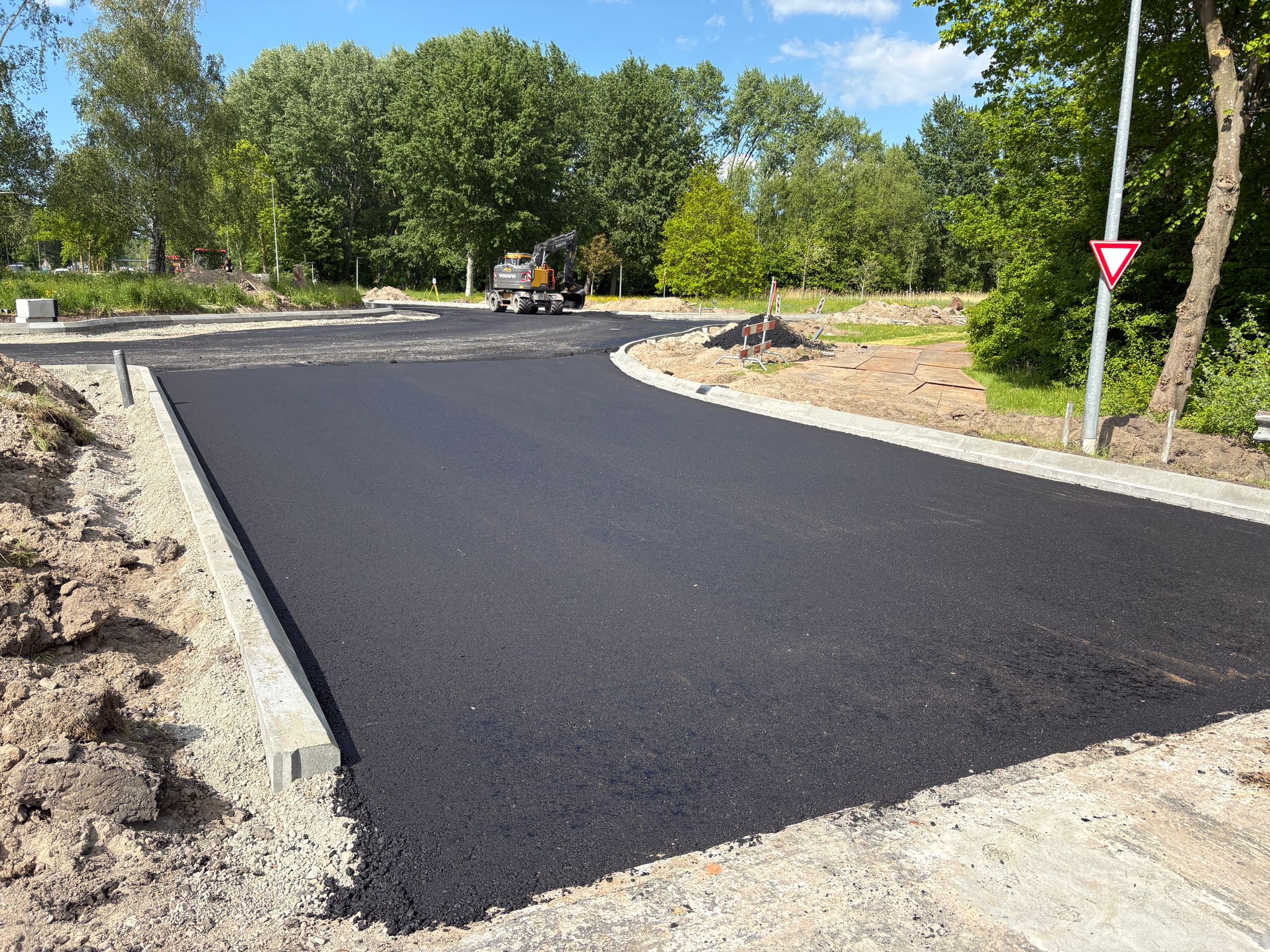 De nieuwe rotonde ter hoogte van de Runderweg in aanbouw