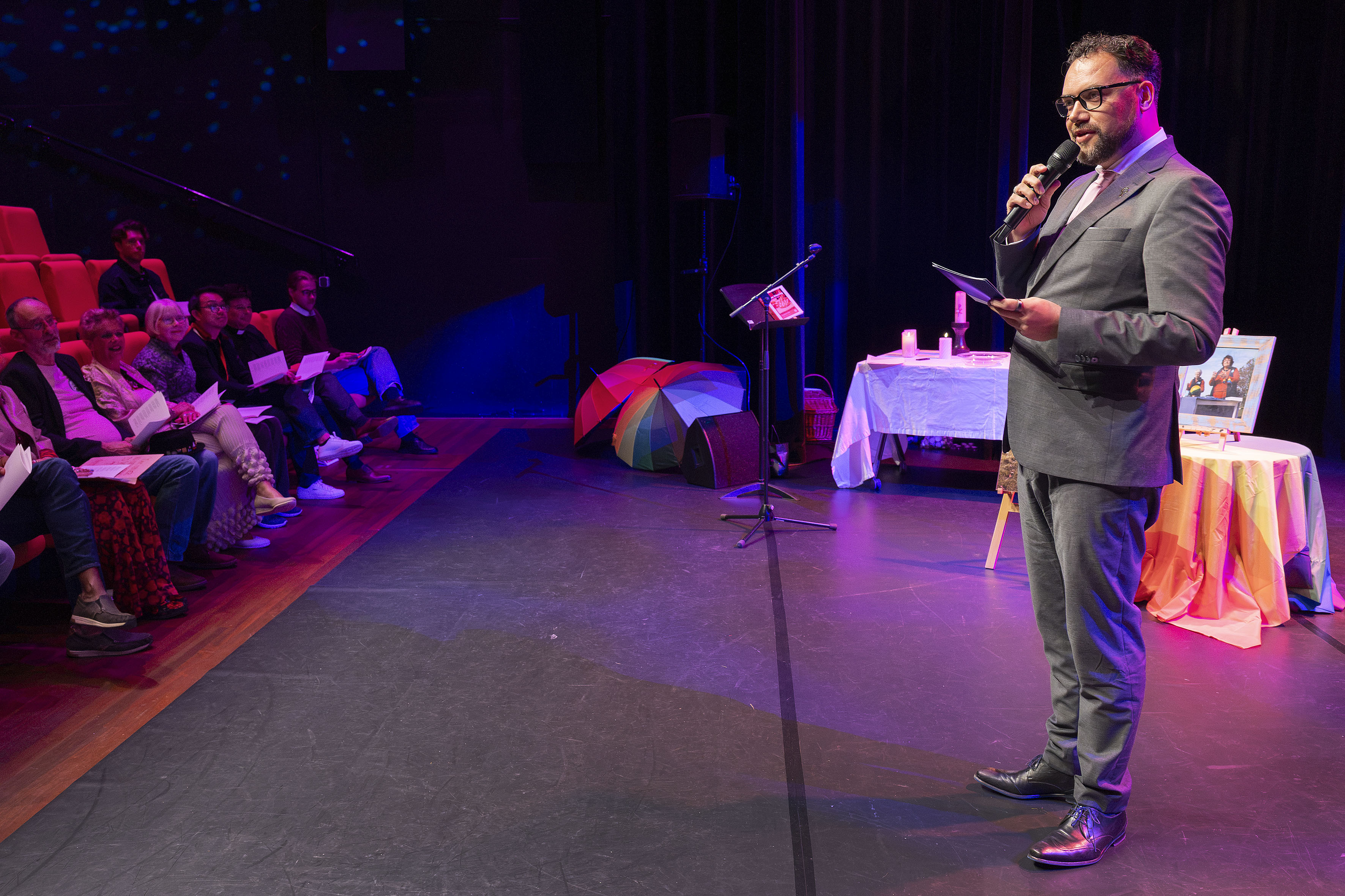 Wethouder Matthijs spreekt tijdens de Roze Viering
