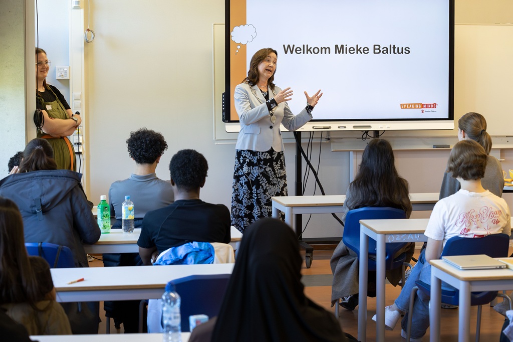 Burgemeester Mieke Baltus geeft op MBO College Lelystad uitleg over het participatietraject Speaking Minds