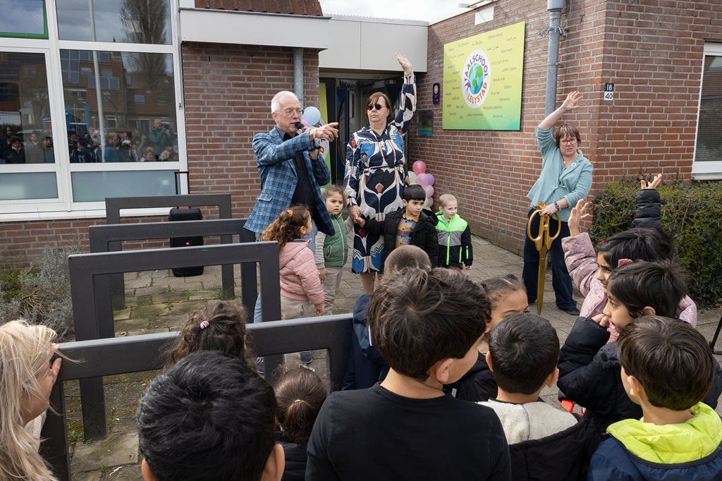 Wethouder Sjaak Kruis verrichtte de opening van de nieuwe locatie van de Taalschool Lelystad